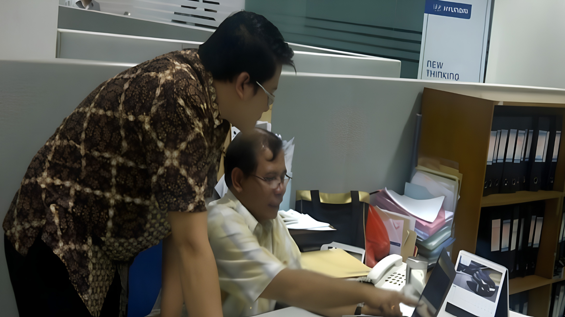 Pendampingan langsung di meja kerja — sesi coaching bersama Coach Besto