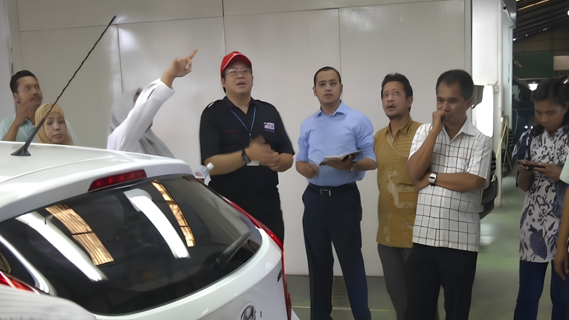 Gemba walk di area operasional — sesi coaching bersama Coach Besto